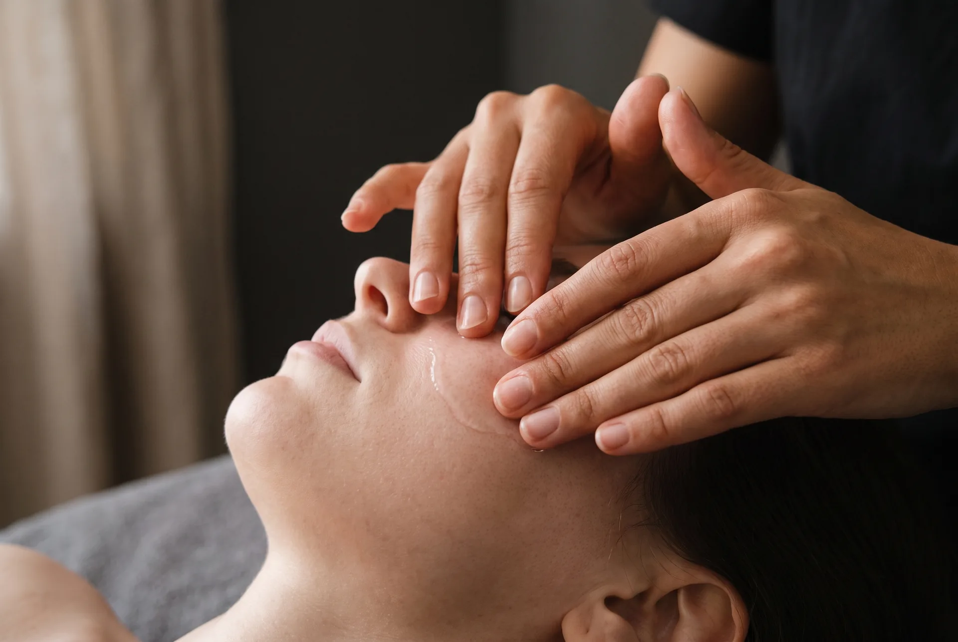 Precise hands during a non-invasive treatment